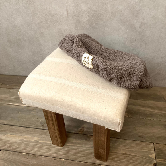 ミニスツール　子供イス　イラスト刺繍入りタグ　小さい椅子　猫ベンチ　洗濯可　木製 オットマン　北欧　ダーク　ブラウン　 4枚目の画像