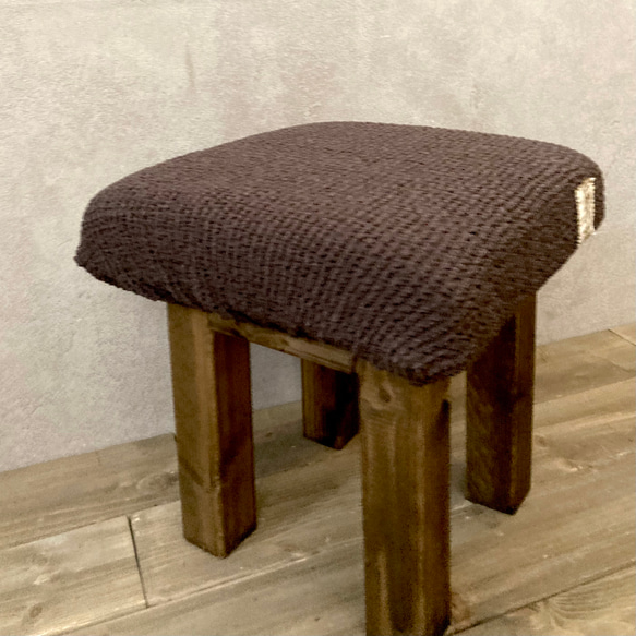 ミニスツール　子供イス　イラスト刺繍入りタグ　小さい椅子　猫ベンチ　洗濯可　木製 オットマン　北欧　ダーク　ブラウン　 3枚目の画像