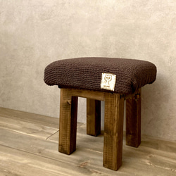 ミニスツール　子供イス　イラスト刺繍入りタグ　小さい椅子　猫ベンチ　洗濯可　木製 オットマン　北欧　ダーク　ブラウン　 1枚目の画像