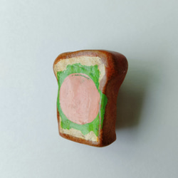 ハム　レタス　トースト　陶器　粘土　ブローチ 2枚目の画像