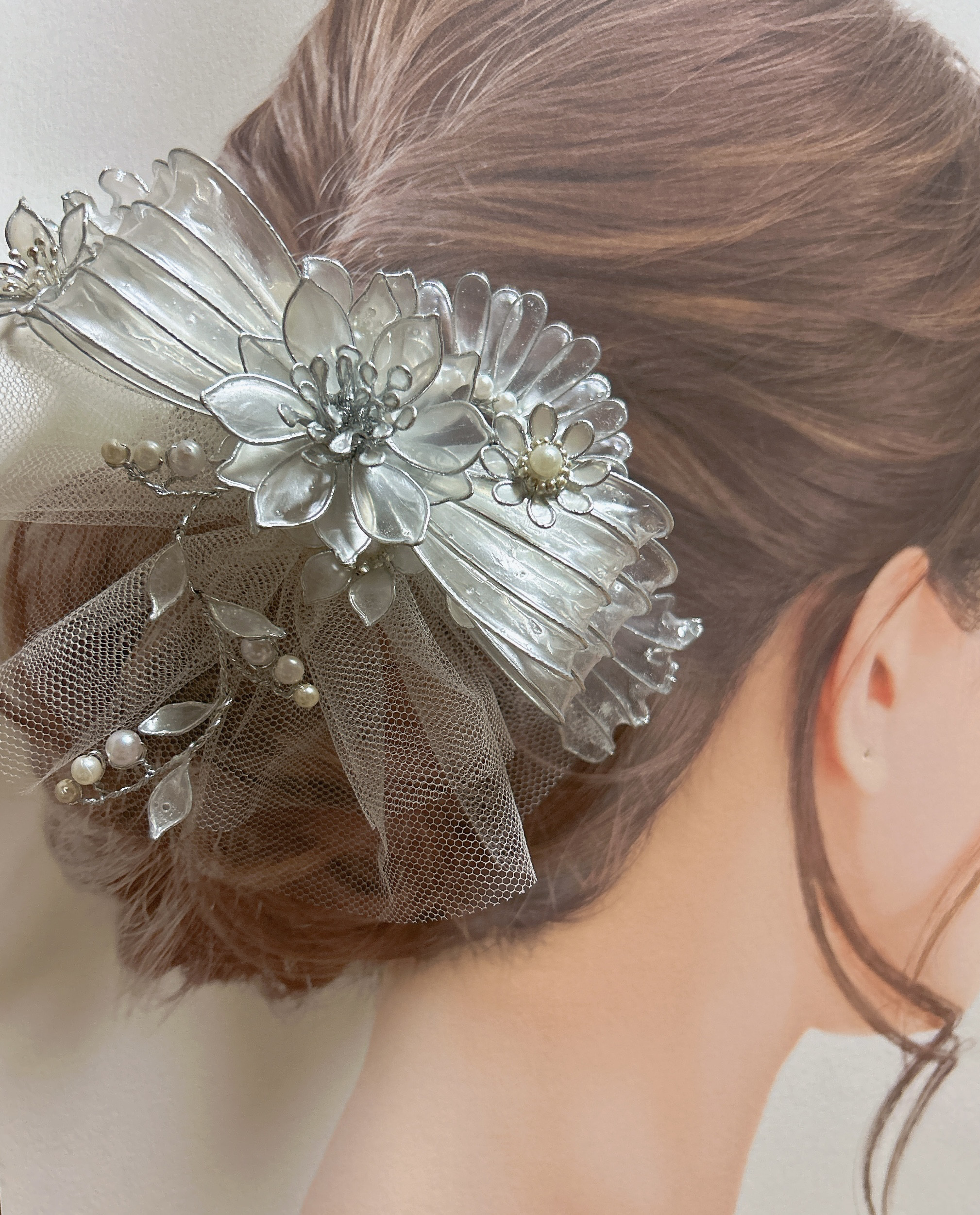 純白のドレスに似合うリボンとチュールのヘアアクセサリー　アメリカンフラワー