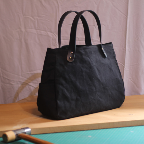 ころんバッグ Mサイズ パラフィン帆布 黒 黒 トートバッグ naokaban
