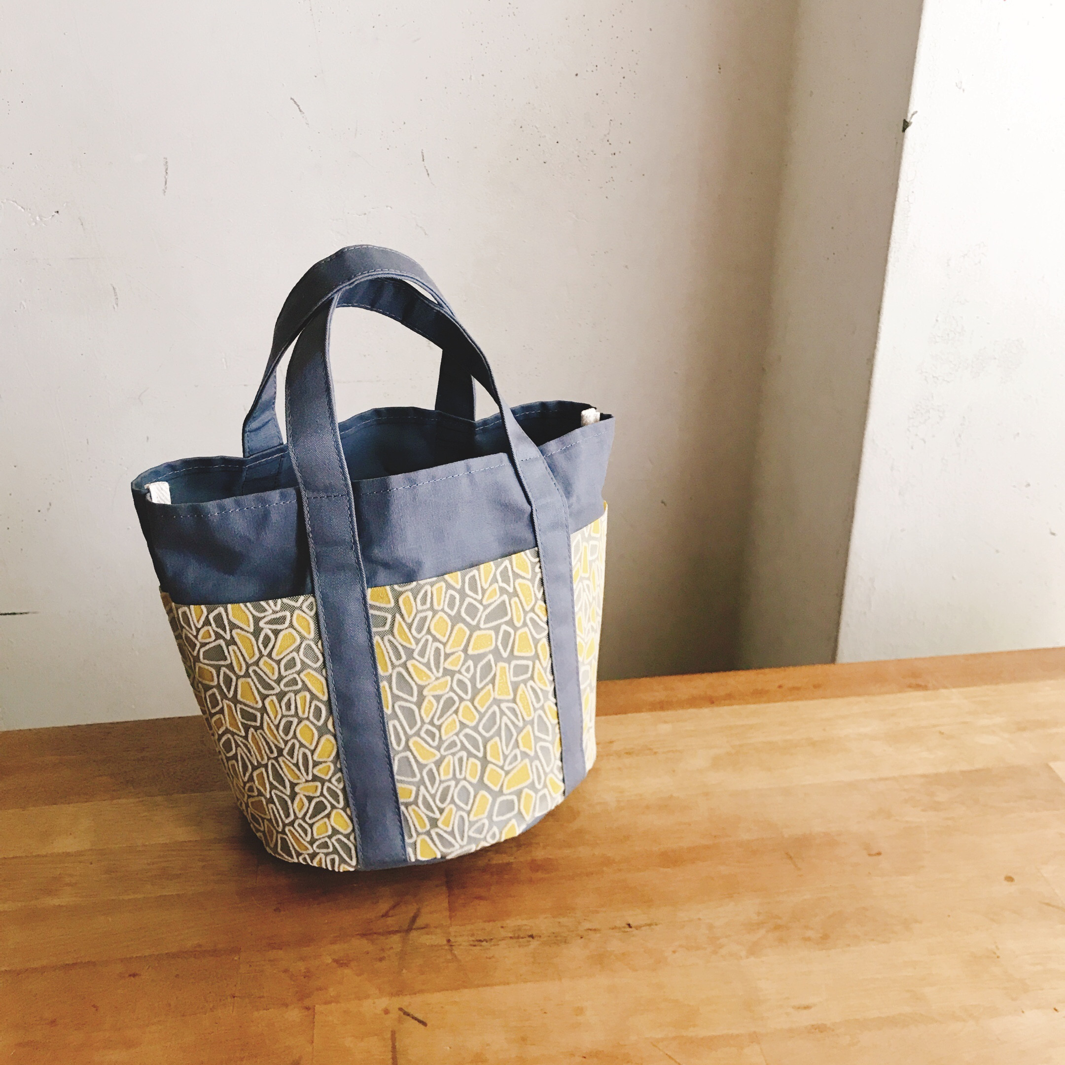 charm 幾何学柄バック 幾何学模様トートバッグ 目のチャーム付き 楽天