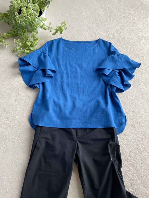 『晴れやかブルー2024』ワッシャータンブラーコットン送料無料新色素敵なフリル袖のブラウスロイヤルブルー 2枚目の画像