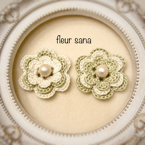 flower crochetのブローチ  white / green tone【1点お選びください】 2枚目の画像