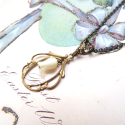 ヴィンテージパーツと白蝶貝のつぼみのネックレス 1枚目の画像