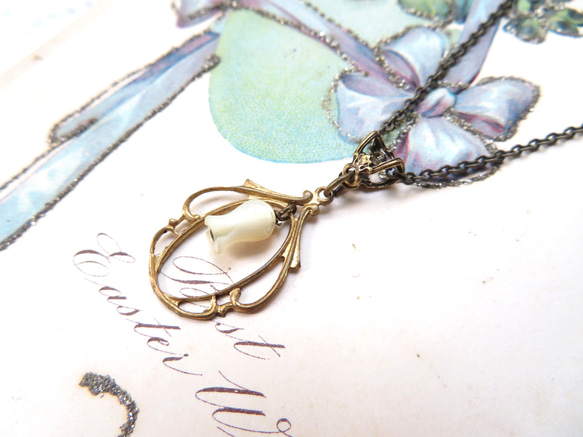 ヴィンテージパーツと白蝶貝のつぼみのネックレス 1枚目の画像