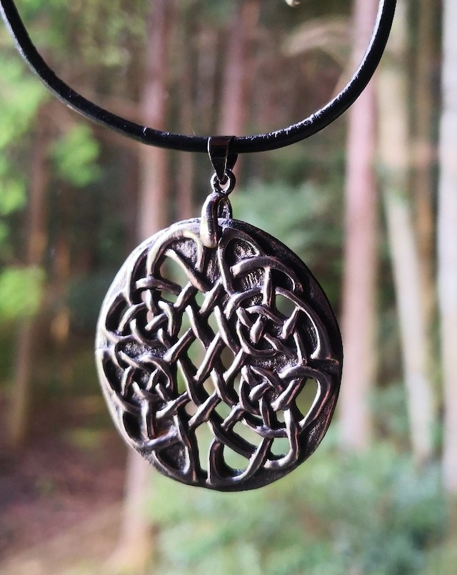 穴あきケルティックノット(ホワイトサテン)