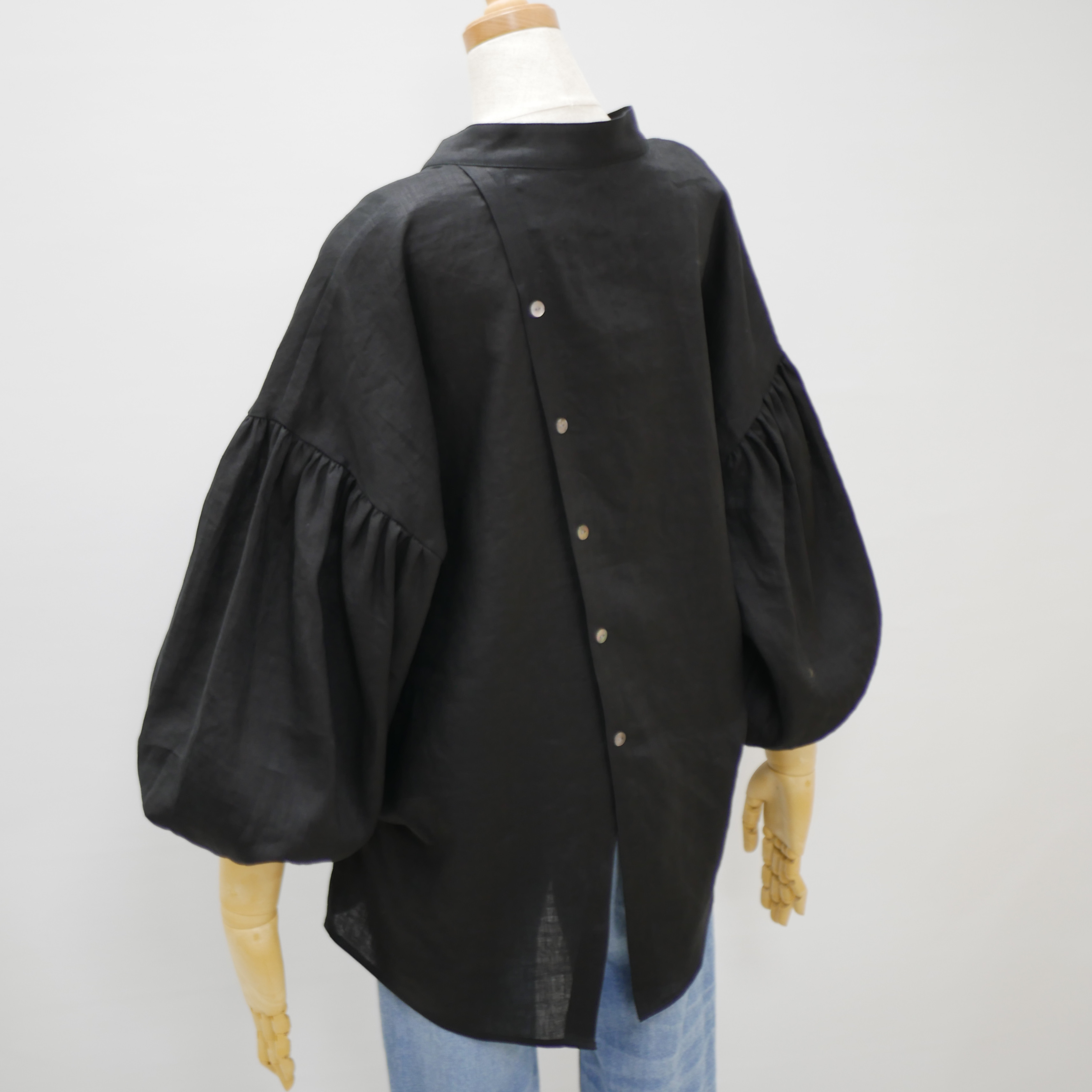 【ブラック　全4カラー　リネン100%】バック釦ボリュームスリーブ　ブラック