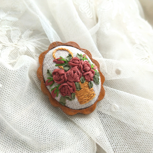 送料無料*木製枠* リボン刺繍*ブローチ*花かご*薔薇 4枚目の画像