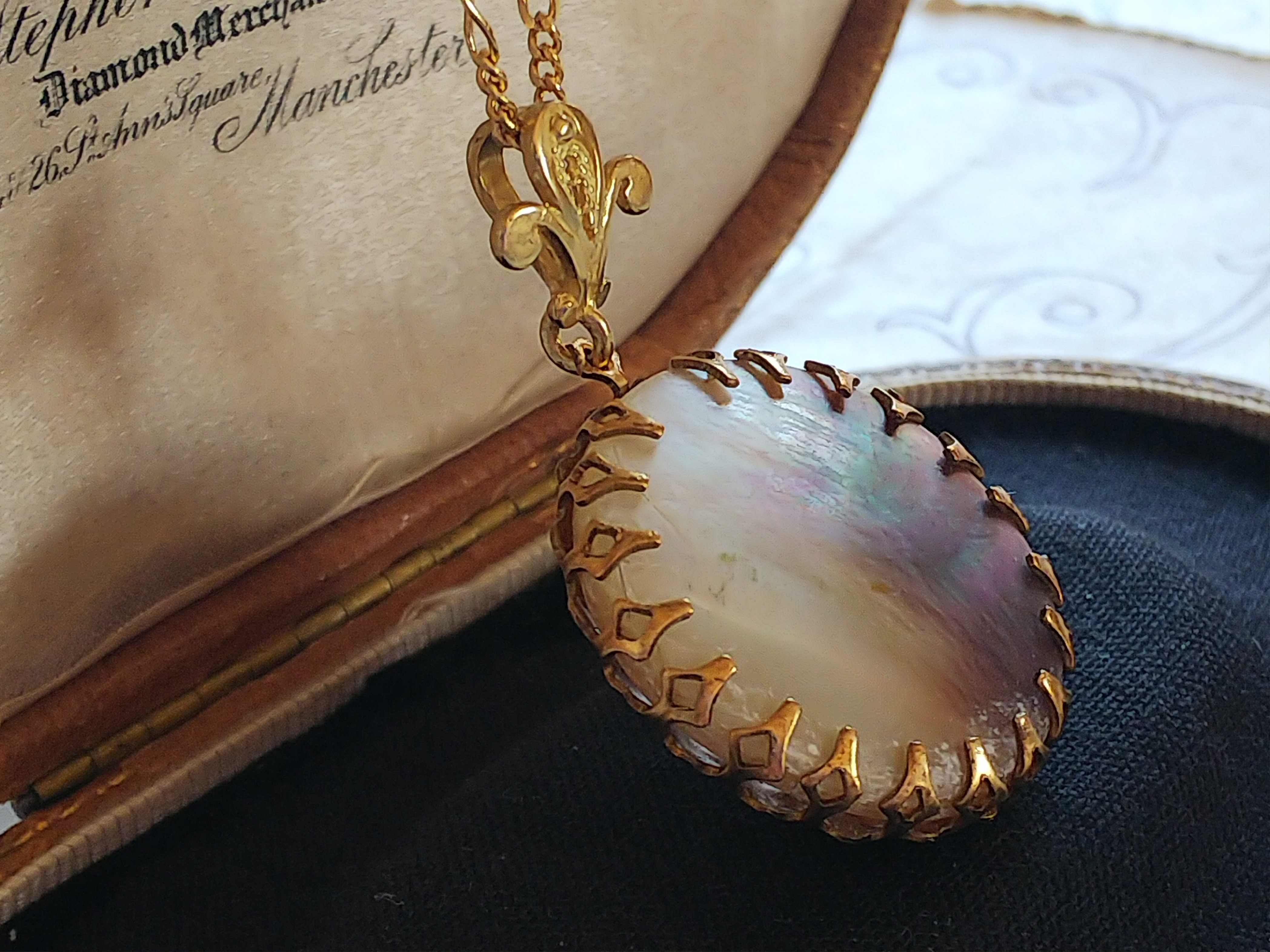 アンティーク　Mother of pearl (round型25㎜）フルーフ･ド･リス　クラシカルネックレス