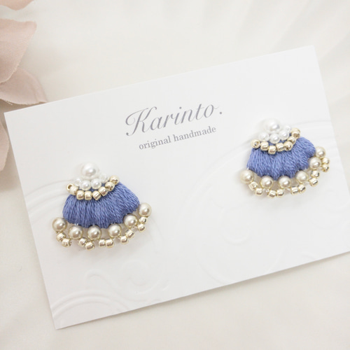 扇形ビーズ刺繍＊紫がかった青 イヤリング／ピアス 金属
