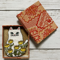 手刺繍オリジナルブローチ＊花咲く猫 2枚目の画像