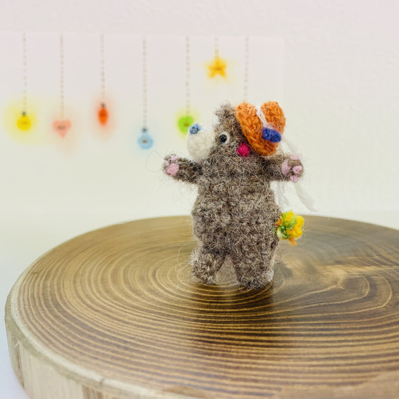 クマ ブローチ 帽子 肉球 アルパカ 毛糸 かぎ針編み bear 夏 2枚目の画像