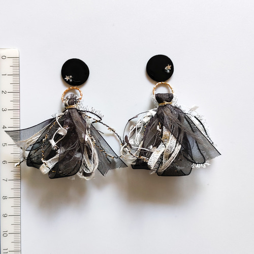 2way*ブラックとオーガンジーなタッセルのピアス/イヤリング ピアス 