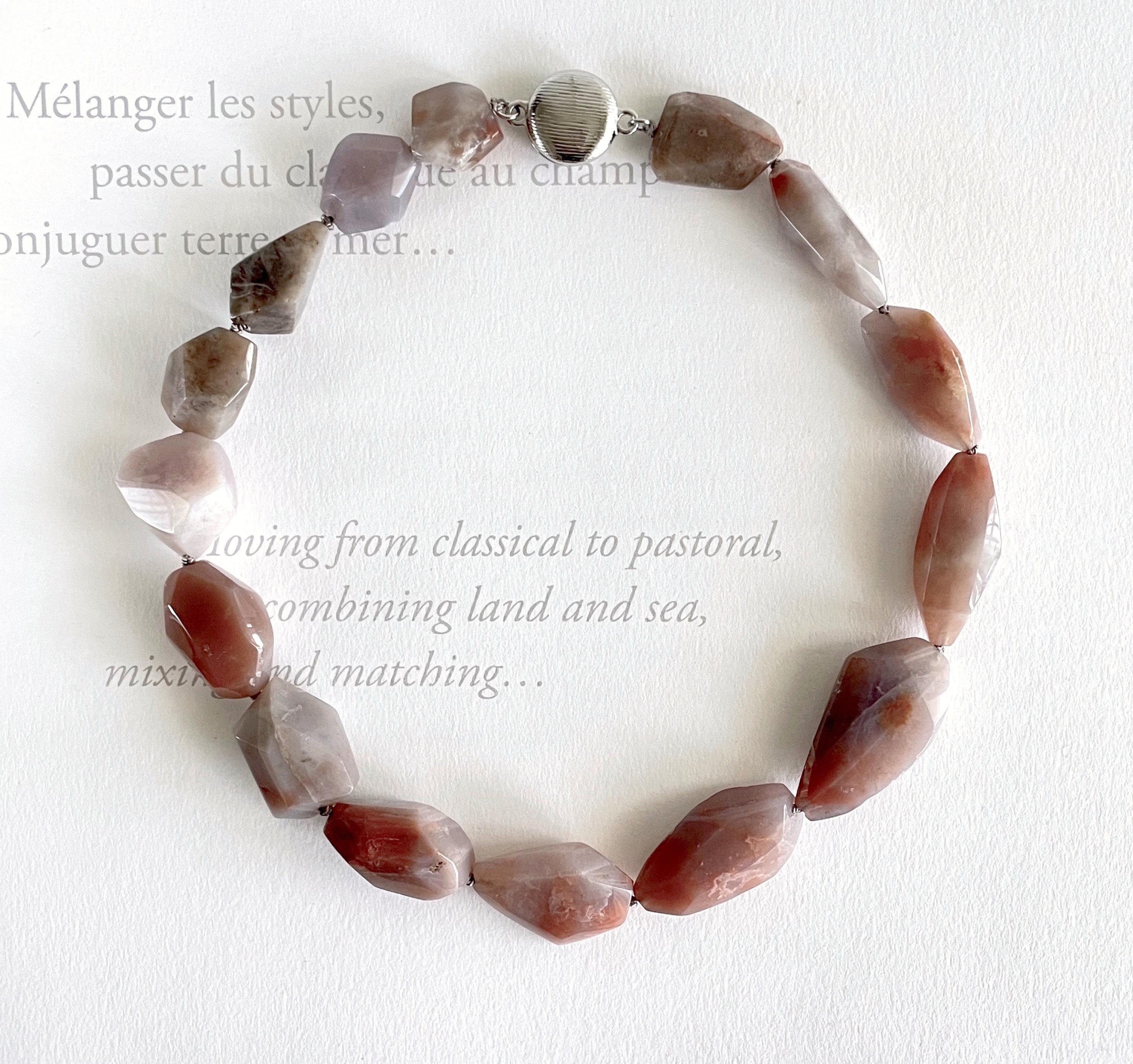 ファンシーナゲットカット 赤みが含まれるグレーアゲートのチョーカー 1点物