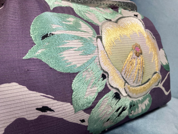 がまぐちバッグ・花のつぼみ口金  シルバー　薄紫地に椿柄帯地 4枚目の画像