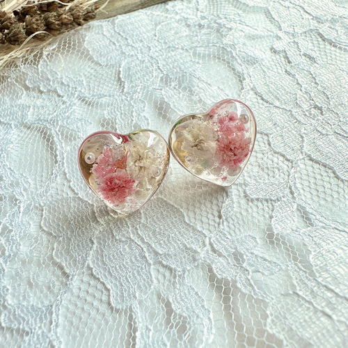 クリアなピンクかすみ草ハートレジンピアス イヤリング ピアス
