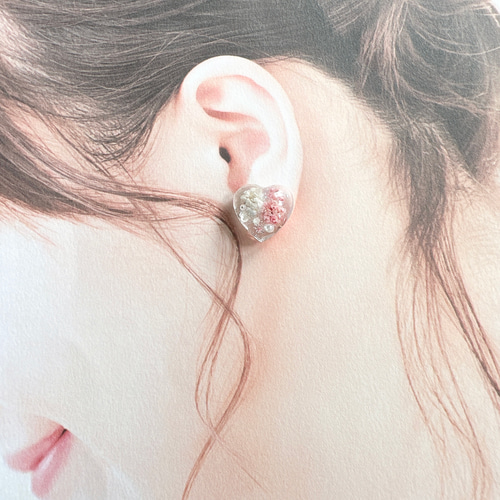 クリアなピンクかすみ草ハートレジンピアス イヤリング ピアス
