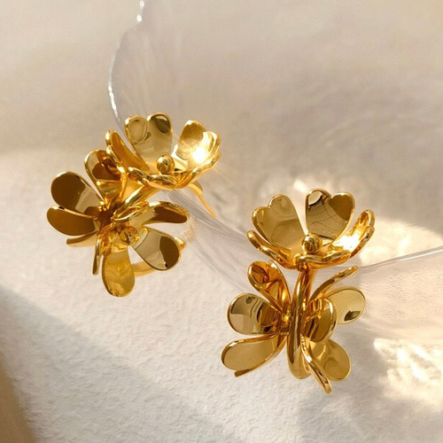 ゴールド フラワーデザイン ピアス 大ぶり フラワーデザイン フープピアス／ 樹脂ピアス ゴールド