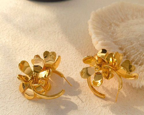 大ぶりピアス　ハンドメイドピアス　ゴールドピアス　フープピアス　フラワーピアス bea6875d7a0fe07b747d44c7deb758