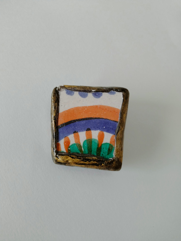 チュニジア陶器のカケラ　ブローチ　カラフル　ゴールド　ホワイト　石粉粘土　アクリル絵具　ボタニカル 7枚目の画像
