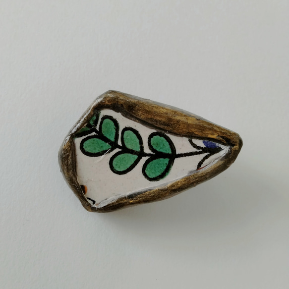 チュニジア陶器のカケラ　ブローチ　カラフル　ゴールド　ホワイト　石粉粘土　アクリル絵具　ボタニカル 9枚目の画像