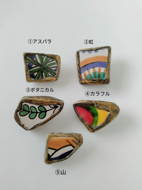 チュニジア陶器のカケラ　ブローチ　カラフル　ゴールド　ホワイト　石粉粘土　アクリル絵具　ボタニカル 1枚目の画像