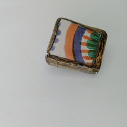 チュニジア陶器のカケラ　ブローチ　カラフル　ゴールド　ホワイト　石粉粘土　アクリル絵具　ボタニカル 8枚目の画像