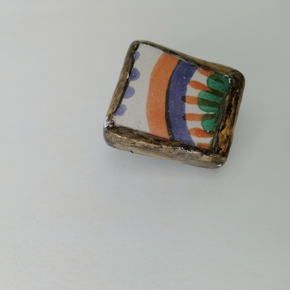 チュニジア陶器のカケラ　ブローチ　カラフル　ゴールド　ホワイト　石粉粘土　アクリル絵具　ボタニカル 8枚目の画像