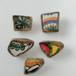 チュニジア陶器のカケラ　ブローチ　カラフル　ゴールド　ホワイト　石粉粘土　アクリル絵具　ボタニカル 2枚目の画像