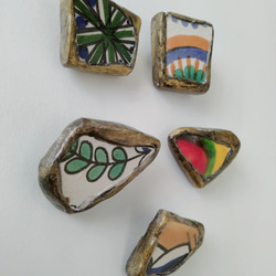 チュニジア陶器のカケラ　ブローチ　カラフル　ゴールド　ホワイト　石粉粘土　アクリル絵具　ボタニカル 3枚目の画像