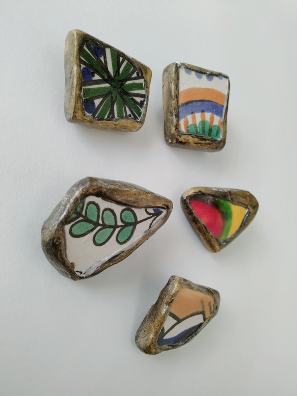 チュニジア陶器のカケラ　ブローチ　カラフル　ゴールド　ホワイト　石粉粘土　アクリル絵具　ボタニカル 3枚目の画像