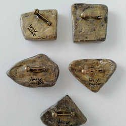 チュニジア陶器のカケラ　ブローチ　カラフル　ゴールド　ホワイト　石粉粘土　アクリル絵具　ボタニカル 4枚目の画像