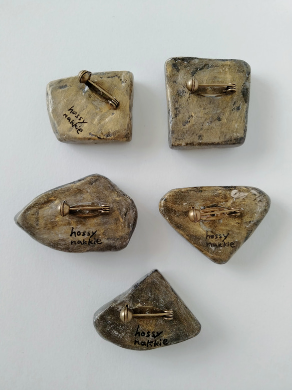 チュニジア陶器のカケラ　ブローチ　カラフル　ゴールド　ホワイト　石粉粘土　アクリル絵具　ボタニカル 4枚目の画像