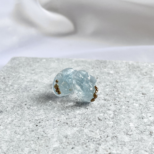 天然石のさざれ石ピアス オーシャン 青 ブルー 海 夏 クリア 水晶