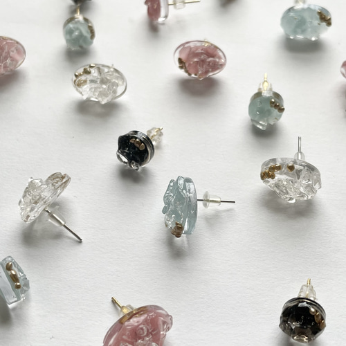 天然石のさざれ石ピアス オーシャン 青 ブルー 海 夏 クリア 水晶 