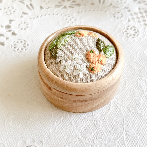 【ミラー付】フルーツ刺繍の木製小物ケース 8枚目の画像