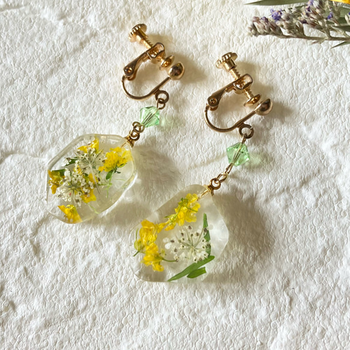 黄色い小花のイヤリング／ピアス 金具変更可 揺れる ゴールド