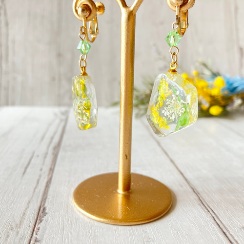 黄色い小花のイヤリング／ピアス 金具変更可 揺れる ゴールド
