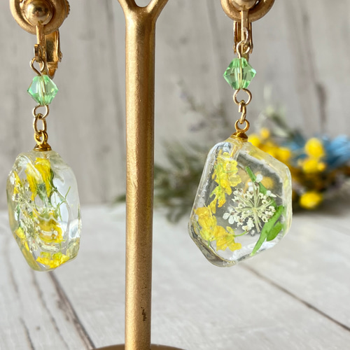 黄色い小花のイヤリング／ピアス 金具変更可 揺れる ゴールド