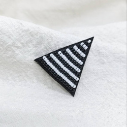 シャープな三角黒☆ビーズ刺繍ブローチ 2枚目の画像