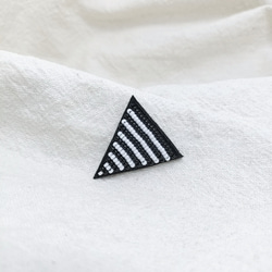 シャープな三角黒☆ビーズ刺繍ブローチ 3枚目の画像