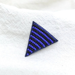シャープな三角青☆ビーズ刺繍ブローチ 1枚目の画像