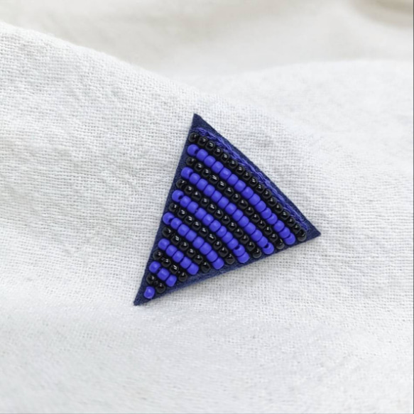 シャープな三角青☆ビーズ刺繍ブローチ 4枚目の画像