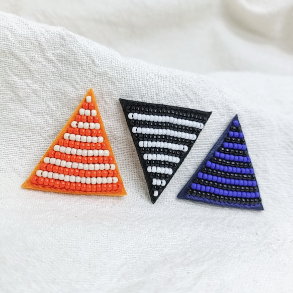 シャープな三角青☆ビーズ刺繍ブローチ 9枚目の画像