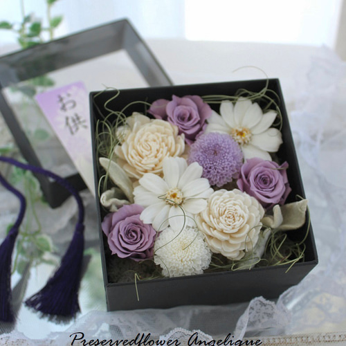 お供えアレンジ】シースルーボックスに想いを込めて お供えプチギフト