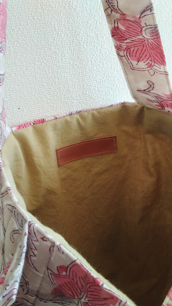 ハンドブロックプリントのキルトバッグ　ショルダーサイズ＊巾着付き 5枚目の画像