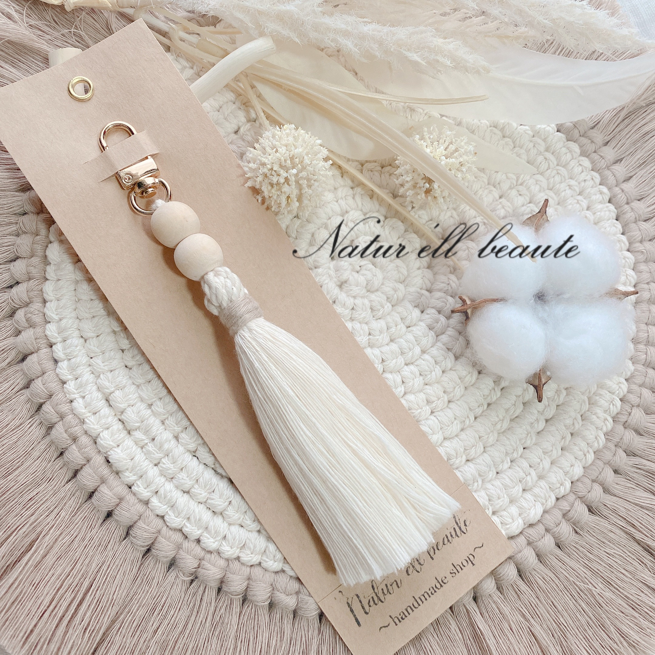 マクラメフェザー×ウッドビーズ×チャーム 聞けりゃ 