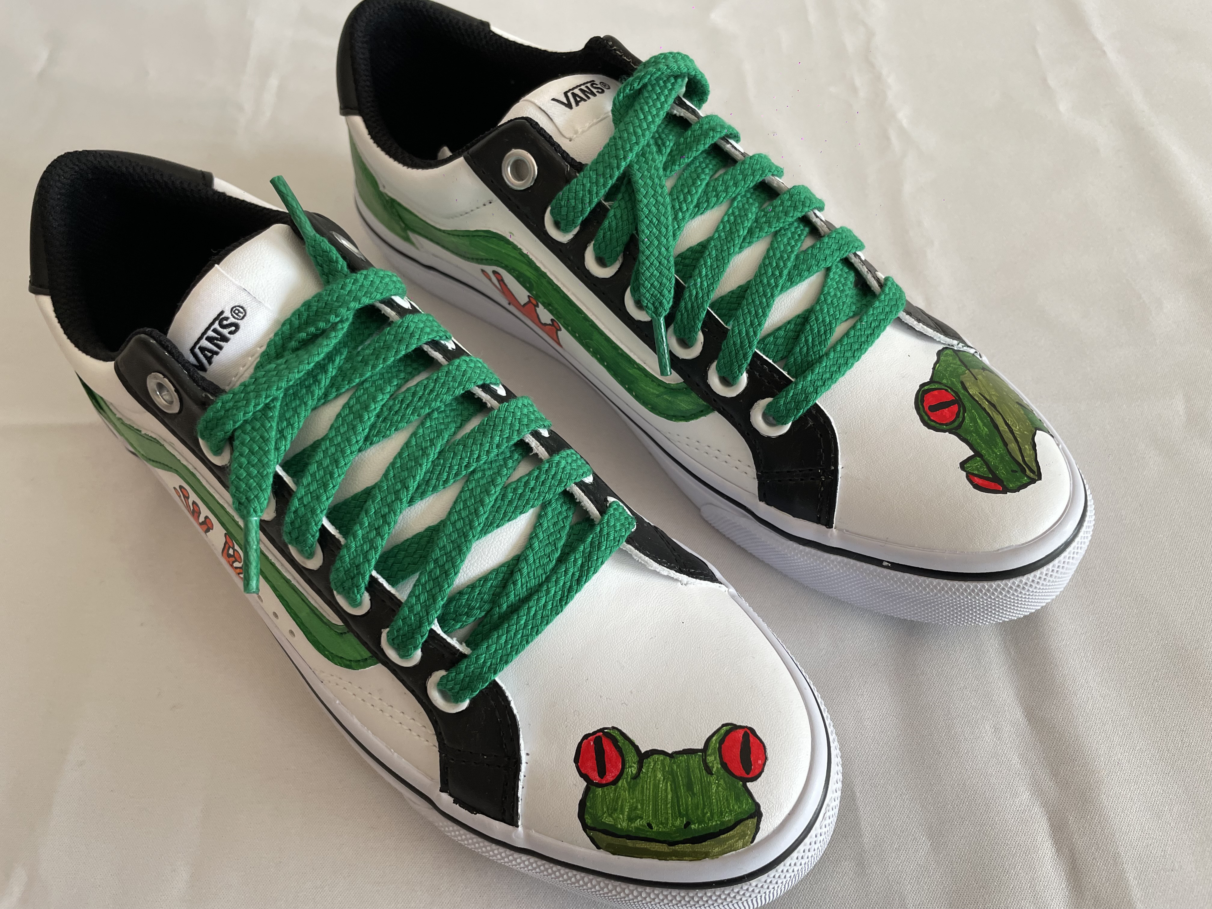 【パリ展出展作家】手描きペイントスニーカー(受注生産/持ち込み可)|カエルと王冠|グリム童話|ギフト|